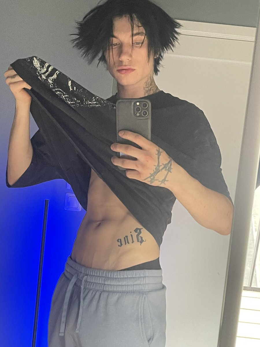 ohprinxesky's tweet photo. Im a vampire, would you let me bite you? and where?🧛🏻 https://t.co/nAHuu5Dt8A