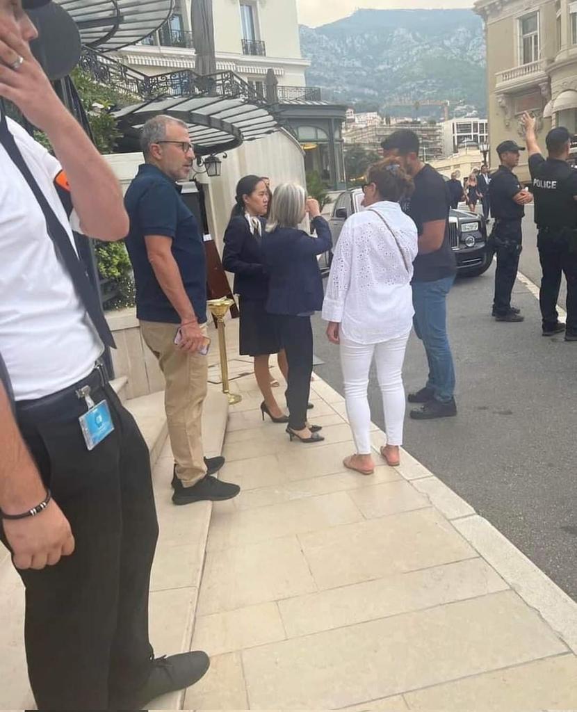 الدولار ب٣٥ الف ليرة ولبنان بلا حكومة وبلا كهربا وبلا بنزين وبلا اتصالات ، وموسم دراسي مهدد ، وتلتين موظفين الدولة مأضربين ، والعالم عم تخاطر وتهاجر بالبحر هرباً من الجوع ،،، 
الناس ناسيين كل هالمصايب ولاحقين الوزير جبران باسيل لأنه عم يعمل سياحة بمناكو 🤦‍♂️