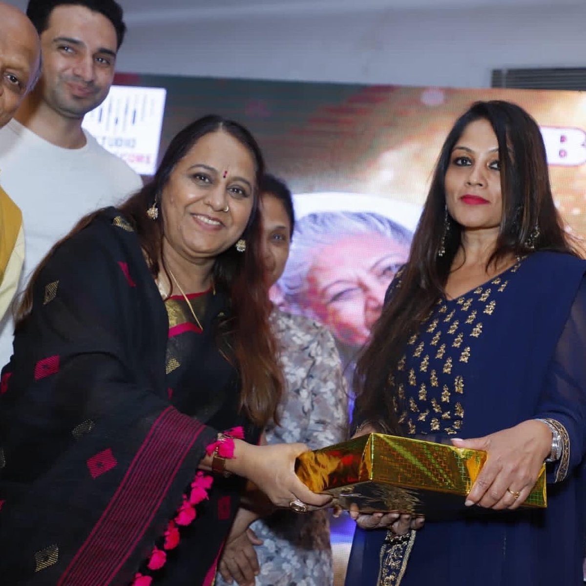 AadityaMedia's tweet photo. Thank you for https://t.co/Frm8J0xG78 (A Musical Development Social Society)Presents ….
inviting me Asa celebrity Guest..🙏🙏🙏.
Baghbaan (A Grand Musical Show)
Thanks @mrs.kirankamra mam
Producer @sapna_sirsatofficial ji
.
#bsfoundation #baghbaan #noida #up https://t.co/FbkMLglmwl