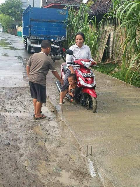 nocontextemak's tweet photo. Yang salah yang ngecor jalannya https://t.co/Jz2qf3YubF