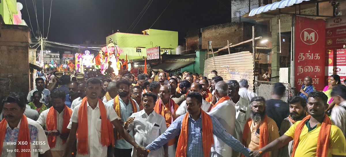 selvacmr's tweet photo. @hindumunnaniorg 
தேனி மாவட்டம் சின்னமனூர் நகர் இந்துமுன்னணி பேரியிக்கத்தின் 37 ஆம் ஆண்டு ஸ்ரீவிநாயகர் சதுர்த்தி விழாவின் வெற்றி விநாயகர் விஜர்சன ஊர்வலத்தை நேற்று மாலை மாநில இணை அமைப்பாளர் கே.கே.பொன்னையா ஜி கொடி அசைத்து துவக்கிவைத்தார். https://t.co/gF0qP1WiFp