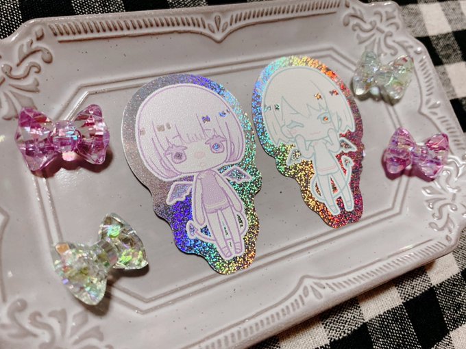 ステッカーはホログラム紙、アクスタも本体・台座それぞれホロアクリルです🥳 