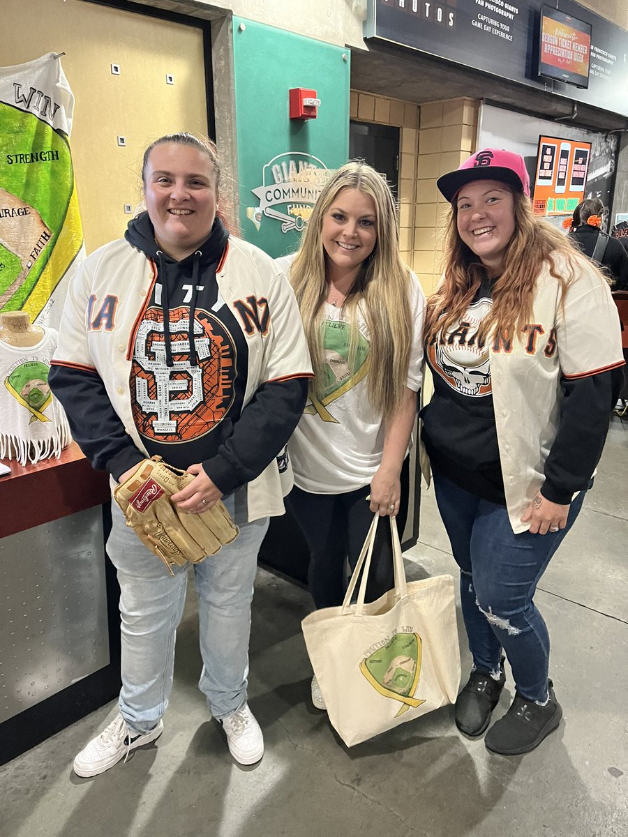 dakkkki's tweet photo. great way to start September for the giants!! thank you @JalynneC35 for taking the time to take a photo with us, also all the great work you do with @tinyturniptweet https://t.co/h54z9ltJgr