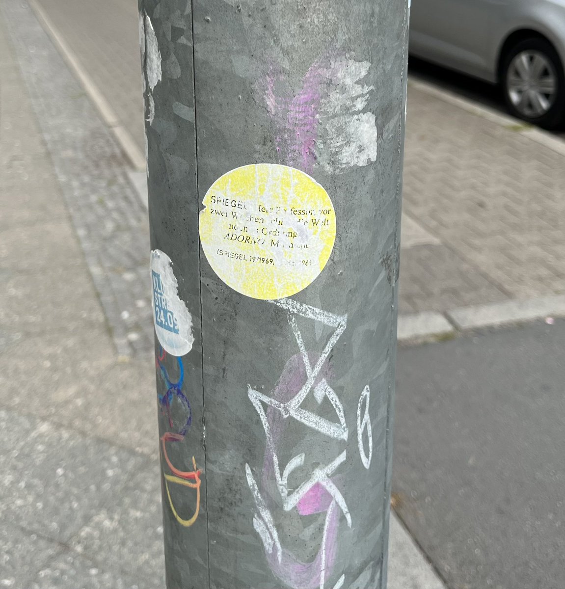 MatthiasHeyl's tweet photo. Vergängliche Botschaften. Auch ich muss an meinem Sticker-Design arbeiten… https://t.co/4PwvHHrWB1