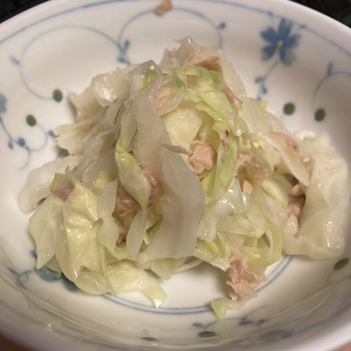 kazomag's tweet photo. 千切りキャベツ1/4個分を600w4分チン。シーチキンSmile® Lフレークパウチ１袋とナンプラー小さじ1/2で和えるだけの簡単ヘルシーな一品。ご飯にもツマミにも合います！お好みで黒胡椒やラー油等を足しても良し！
#クックパッドプロモーション
#ちょいたシーチキン
#シーチキンでたんぱく質 https://t.co/cTFeU2svZH