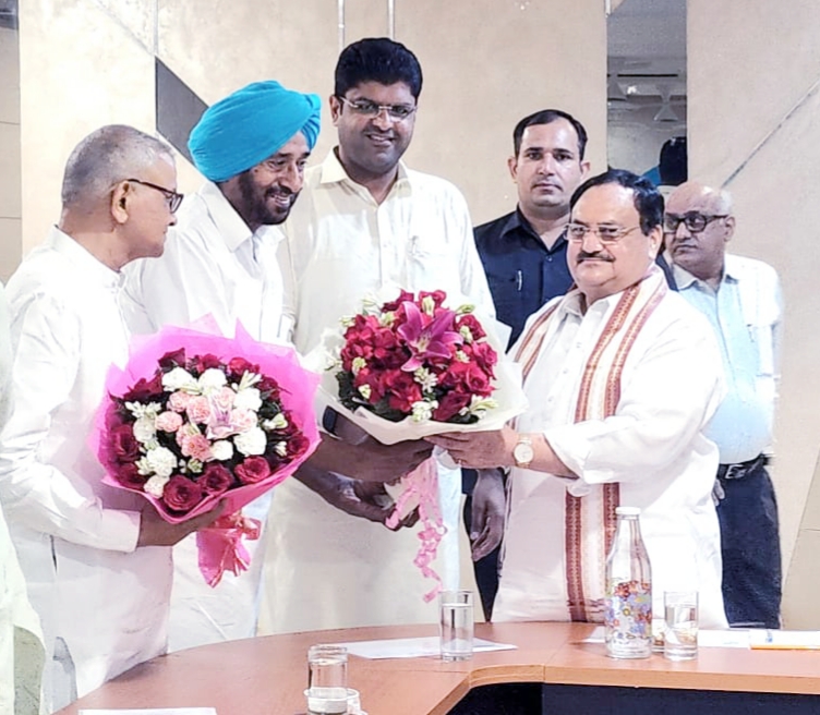 Dchautala's tweet photo. आज भाजपा राष्ट्रीय अध्यक्ष श्री जेपी नड्डा @JPNadda जी का हरियाणा आगमन पर स्वागत किया। इस अवसर पर दोनों दलों के वरिष्ठ नेताओं ने विभिन्न विषयों पर आपस में चर्चा की।

@JJPofficial @NishanSinghJJP @DVJChautala @AnoopDhanak https://t.co/CTOataqxYz