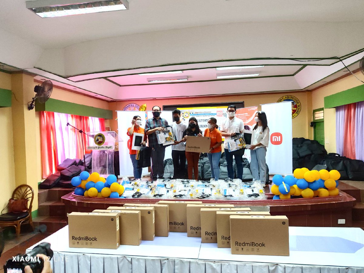leongkahmun's tweet photo. @Xiaomi understands the importance of technology and how it plays a major role in education. And with the beginning of a new school year, Xiaomi Philippines is honored to be able to provide 400 sets of tablets and educational supplies to a school in Baseco Compound in Manila. https://t.co/eRaCICF1lH