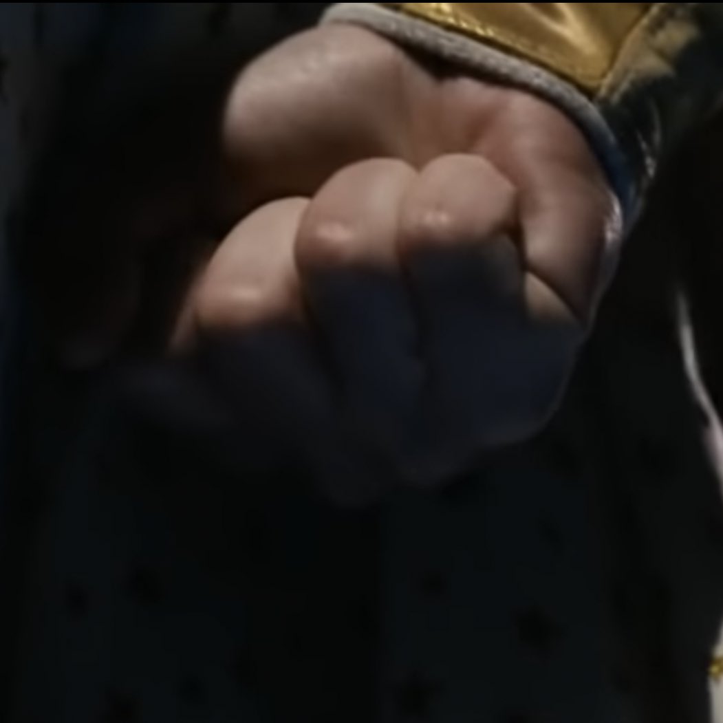 La rata aprieta el puño de la rabia.