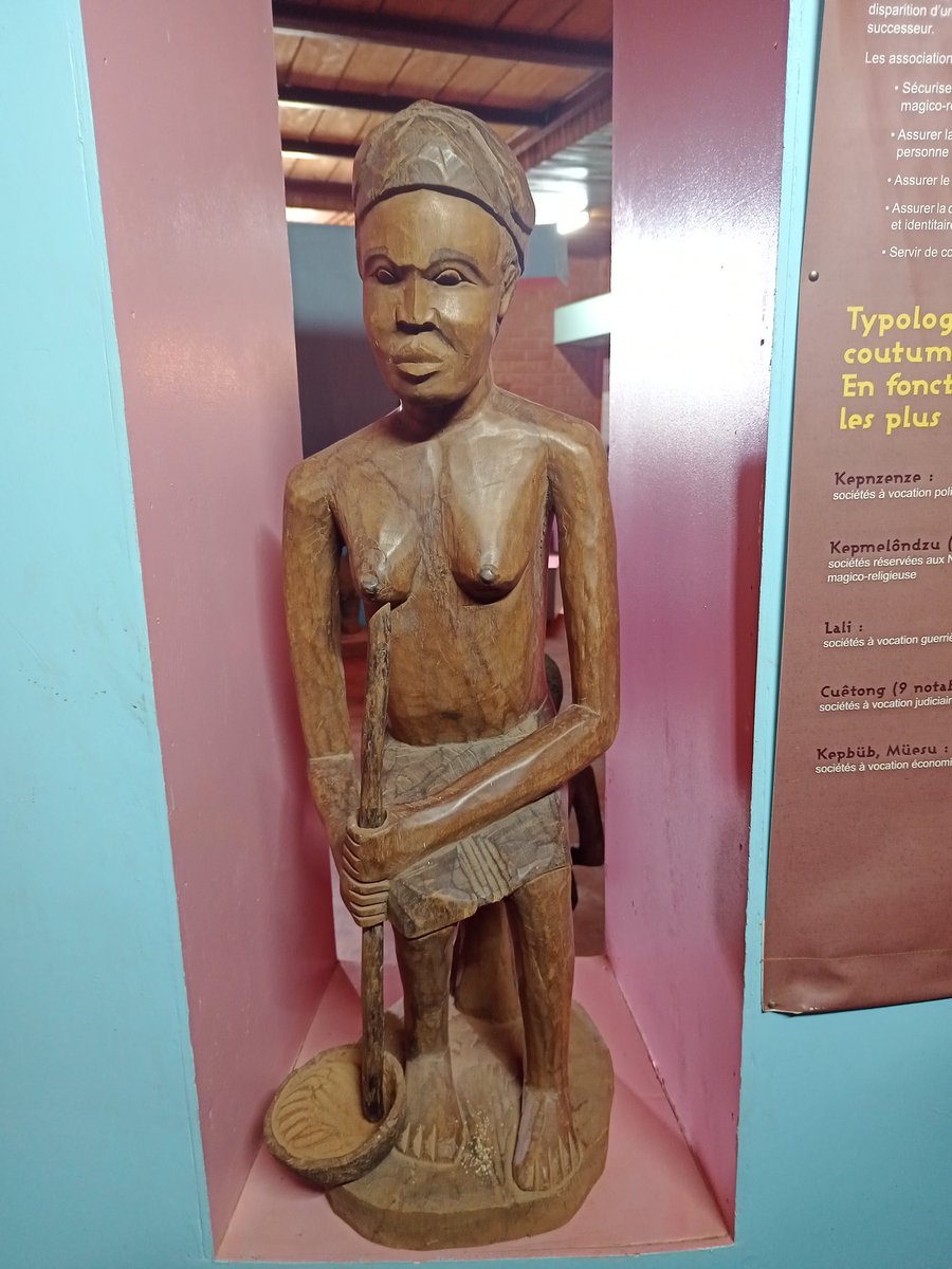 angelemessa's tweet photo. Do you know how to pound?
This statue at the Bangoua cultural museum shares the right posture to adopt while pounding. #sothatyouknow
#knowyourculture #ourcultureourpride #OurCultureOurHeritage #Educlick #Bangoua #culturalexchange https://t.co/NBedOhoS1m