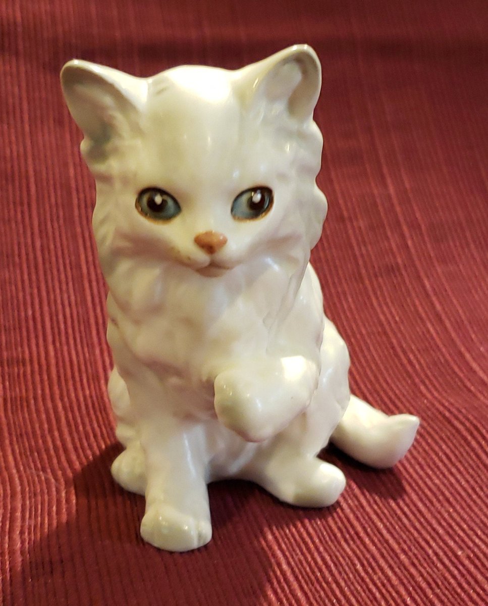 atticesoterica's tweet photo. Vintage Lefton Exclusives Hand Painted Ceramic Figurine White Long Hair Cat With One Paw In The Air Made In Japan https://t.co/VTnMznaM7Z #AtticEsoterica #Vintage #MyNewTag #antique #Etsy #LeftonCat https://t.co/U8c2YEye1S