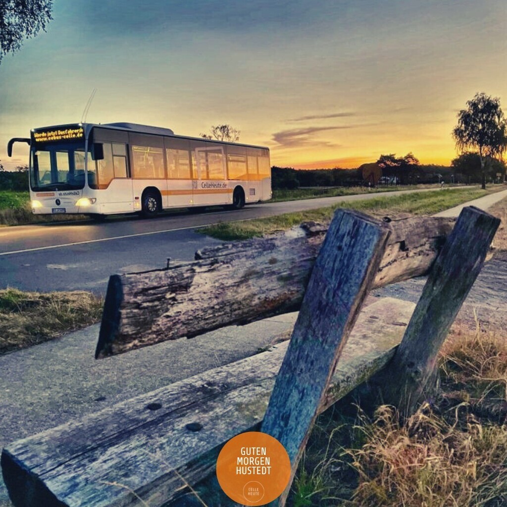 CelleHeute's tweet photo. "Bus-Haltestelle" Hustedt - einen Moment den Sonnenaufgang genießen - vielen Dank dafür an Yusuf Bas.
#bus #cebus #celleheute #celle https://t.co/1P7HAbFTQd https://t.co/jgX8UK6rMz