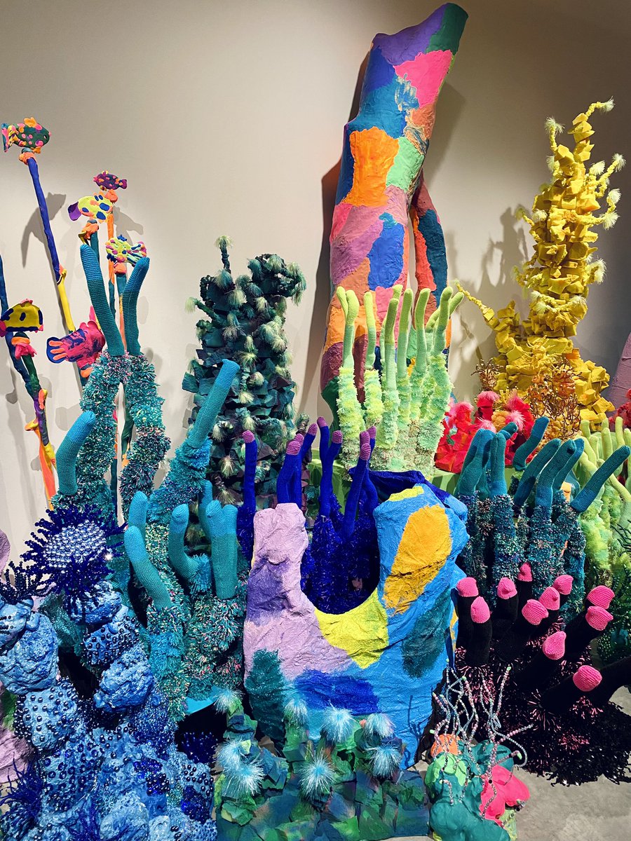 Obsessed with this exhibition featuring  #greatbarrierreef artworks by Ken Done and Rosie Deacon 🪸😍