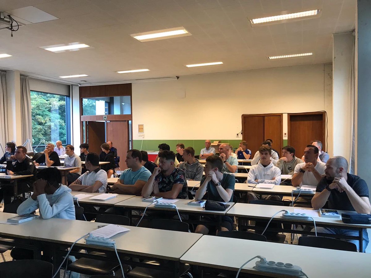 filip_vermeire's tweet photo. #R1D Regio West … succes aan de 38 nieuwe aanwezige kandidaat refs ⚽️👍 https://t.co/TAuZ2Gpsyl