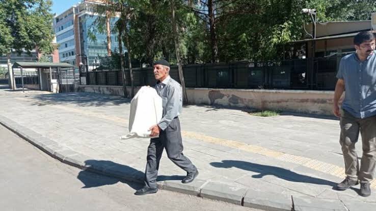 Eskiden İNSAN değerli, İnsanın yedikleri ucuzdu. 
İnsanlar tenekede yağ, çuvalda un alırlardı.
Şimdilerde tenekeye bir insanın kemiklerini koyup çuvalın içinde babasının eline veriyorlar.
Kıyamet burda kopmadıysa daha da kopmaz.