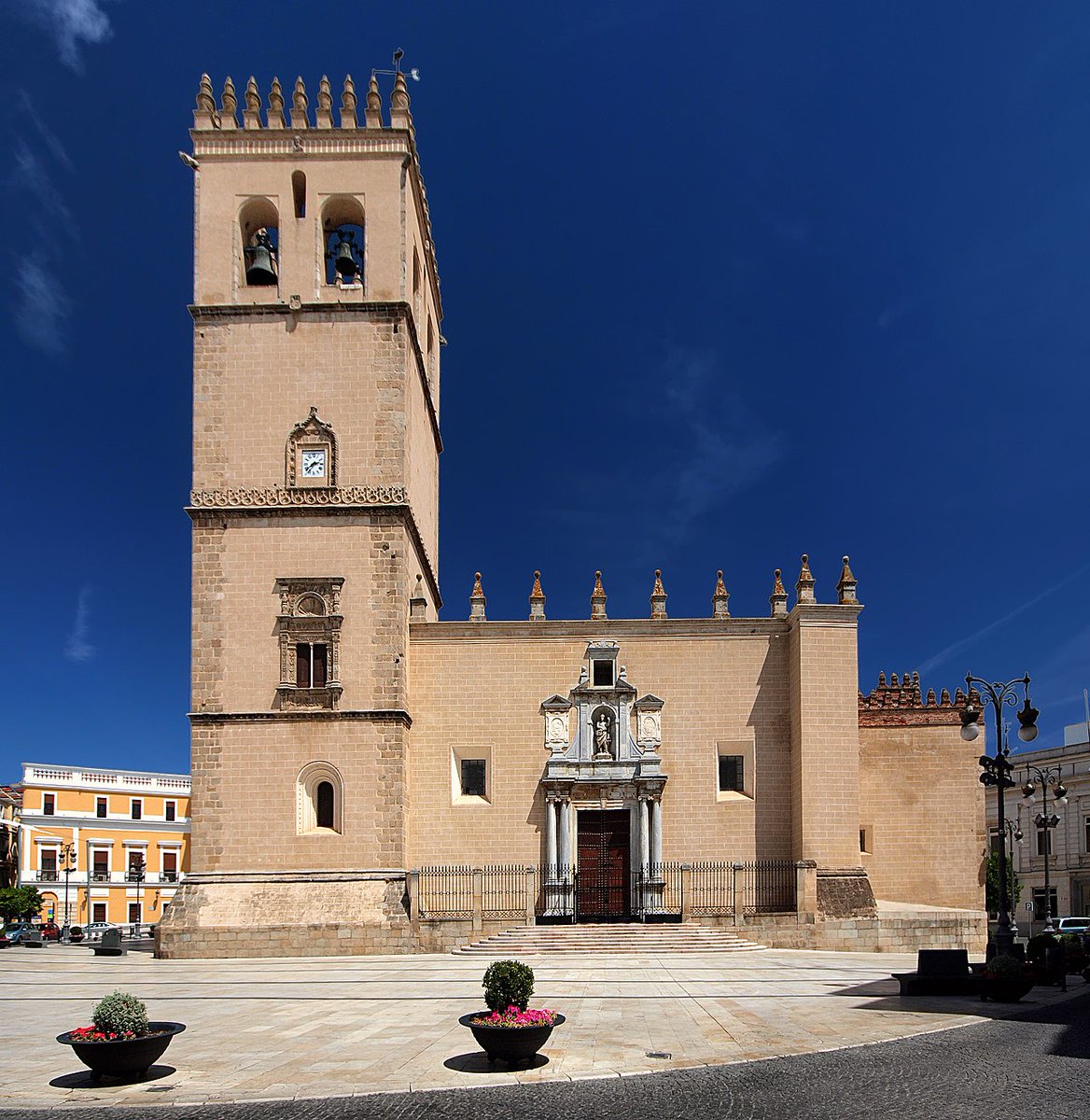 mjmorenoss's tweet photo. @AdAbsurdum Lo que ocurre es que la gente no conoce bien Extremadura. La catedral de Badajoz tendría que tener más votos. https://t.co/X6sGPcbjrA