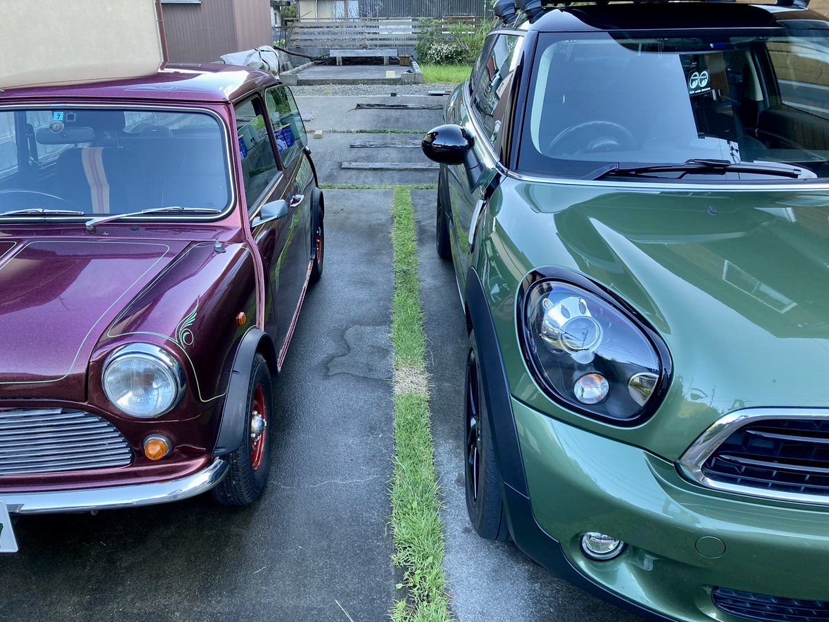 17san_'s tweet photo. ミニなMINIと、ビッグなMINI。

2台とも洗車完了っ！

デカくてMINIじゃないとかなんとか言われてますが、楽しいからイイじゃん

#bmwmini
#rovermini
#classicmini
#paceman https://t.co/1Lk0qrNMUp