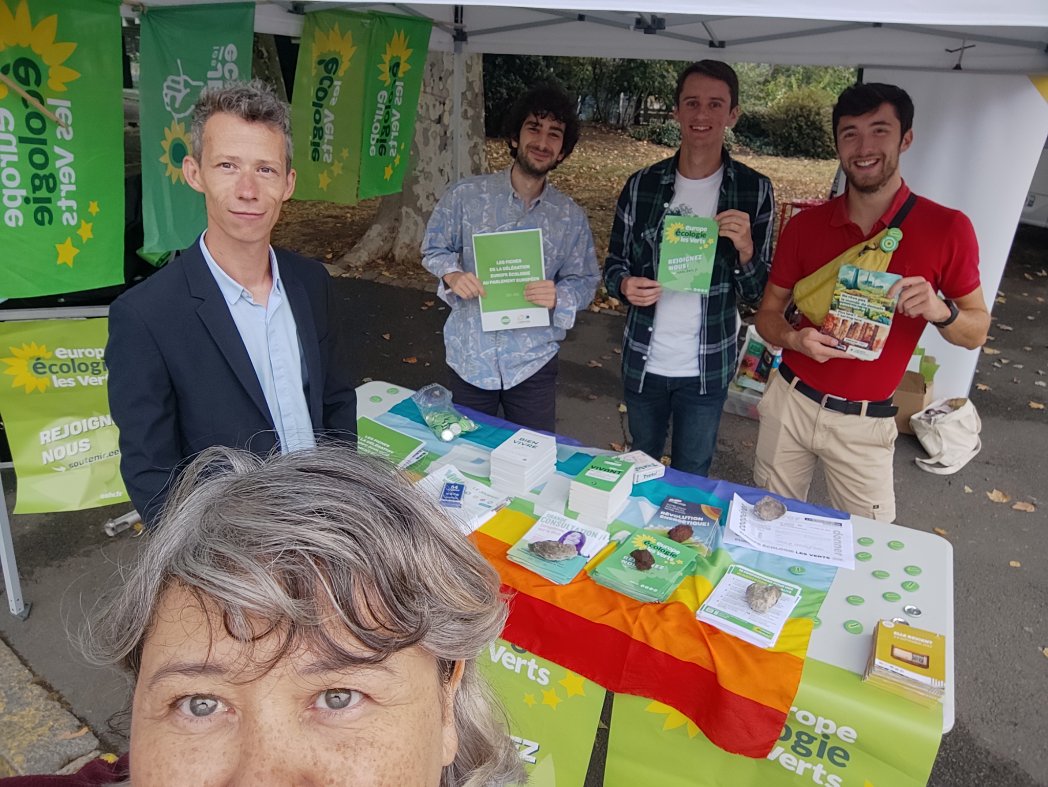 steph_bocquet's tweet photo. On est https://t.co/CGCksvWkn7!
On est #PorteDeParis sous les arbres!
Avec @JamelinSimon @JeremyWilliez @Octave2lp @LoubesOlivier
@EELV_Lille @JE_Lille
#BraderieLille https://t.co/ZEseUMouSx