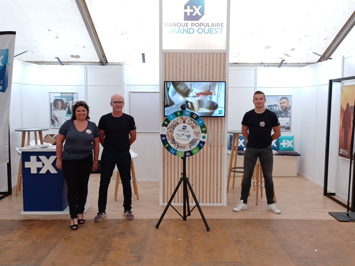 K_Gourdon's tweet photo. La #TeamAgriBPGO prête à vous accueillir sur le stand ce week-end !! 🚜🚜
@FElevage chemillé https://t.co/qDp5ldC1ja