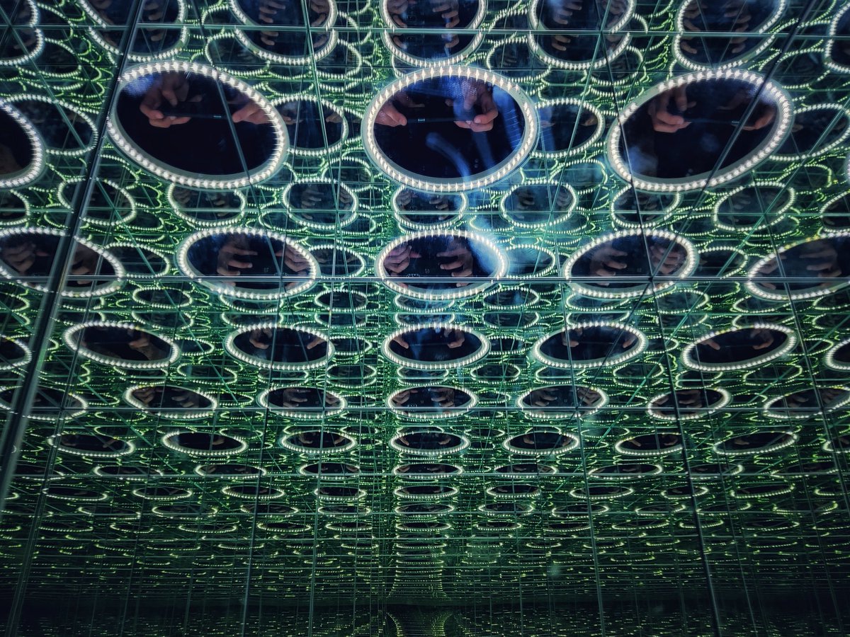 kristian_lph's tweet photo. Infinite universes
#mirror 
#illusion 
#trippy 
#lightcircle 
#infinite 
#picoftheday 
#endlessness 
#photography https://t.co/bDg6KLtEo0