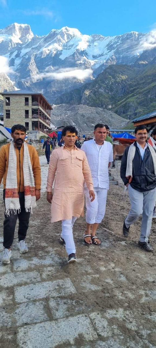 KailashBaytu's tweet photo. श्री बाबा केदारनाथ जी के दिव्य, अलौकिक एवं अद्भुत दर्शन करने का सौभाग्य प्राप्त हुआ। विगत वर्षो में हुए विकास कार्यों ने यहां की यात्रा सुखद और वातावरण को आनंदमयी किया है।

जय बाबा केदारनाथ !!

#Uttrakhand #Kedarnath https://t.co/u0wKiKYH3R