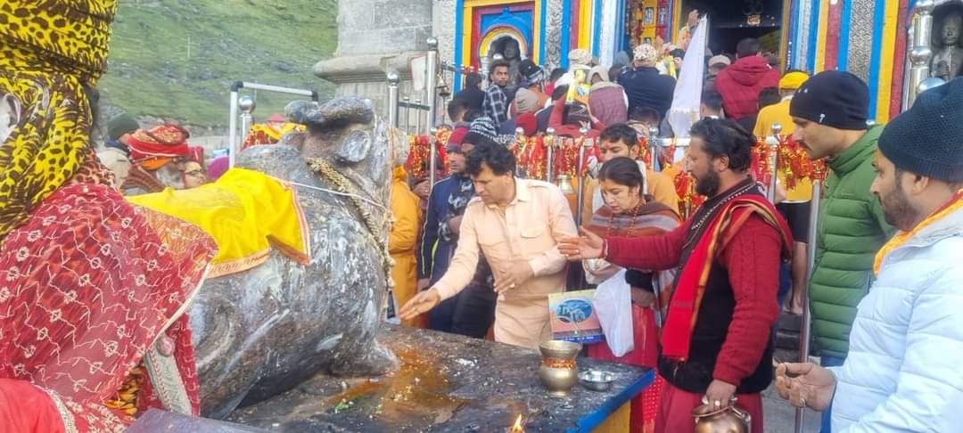 KailashBaytu's tweet photo. श्री बाबा केदारनाथ जी के दिव्य, अलौकिक एवं अद्भुत दर्शन करने का सौभाग्य प्राप्त हुआ। विगत वर्षो में हुए विकास कार्यों ने यहां की यात्रा सुखद और वातावरण को आनंदमयी किया है।

जय बाबा केदारनाथ !!

#Uttrakhand #Kedarnath https://t.co/u0wKiKYH3R