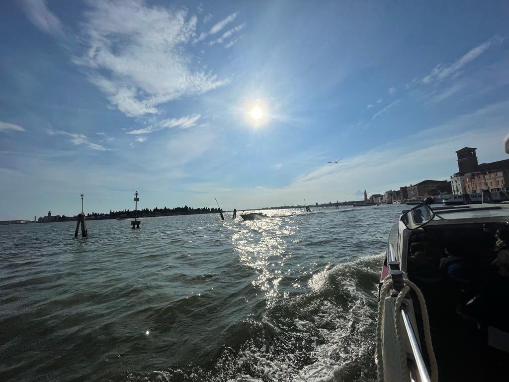 Sophie Craggs (@sophie_t_craggs) on Twitter photo No one likes working when they usually have a day off, but when the commute and the topic is this good Iโm feeling very lucky ๐คฉ meeting amazing immersive creatives here and experiencing incredible content at #VeniceImmersive <a href="/la_Biennale/">La Biennale di Venezia</a> @DigiCatNETV No one likes working when they usually have a day off, but when the commute and the topic is this good Iโm feeling very lucky ๐คฉ meeting amazing immersive creatives here and experiencing incredible content at #VeniceImmersive <a href="/la_Biennale/">La Biennale di Venezia</a> @DigiCatNETV