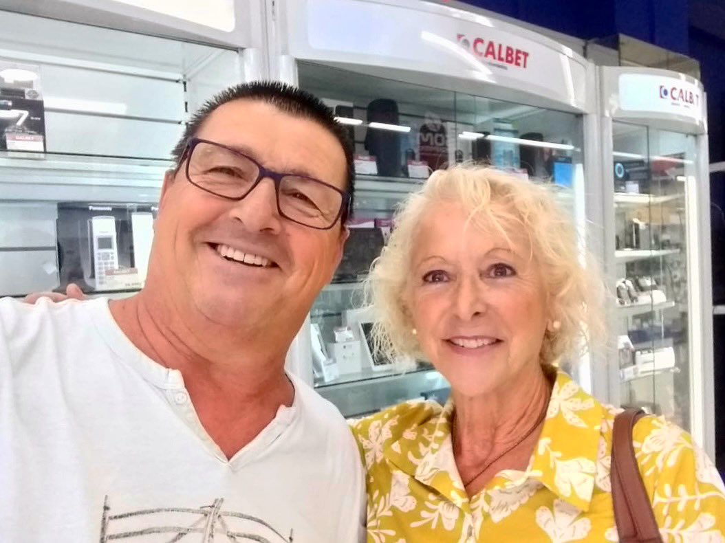 calbet_e's tweet photo. La Pilar va treballar gairebé 40 anys amb nosaltres com encarregada d’una de les nostres botigues de Lleida.
Avui és el seu aniversari i la volem felicitar. 
Per molts anys @PilarBertLlob !!  
🎂😘
#calbet https://t.co/YYbc5h7RZv
