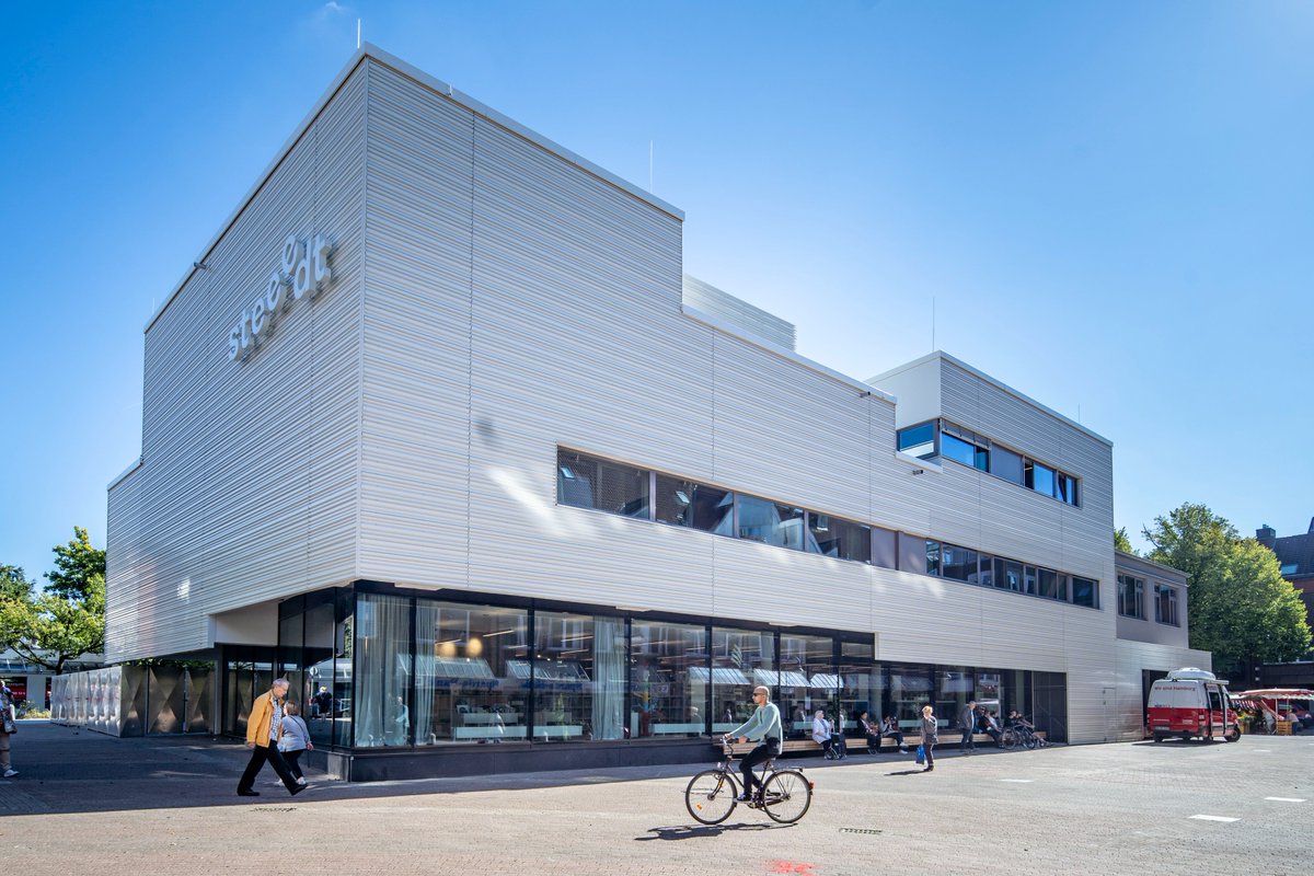 MiriamPutz's tweet photo. 1/2 Hey #Eidelstedt - ihr habt jetzt ein Zentrum!
Habt ihr eins? Füllt das #steeedt, euer neues Haus für Kultur, Bildung und Begegnung am Marktplatz, mit Leben und lasst es zu einem quirligen Ort werden. https://t.co/fhQ2YC22V5