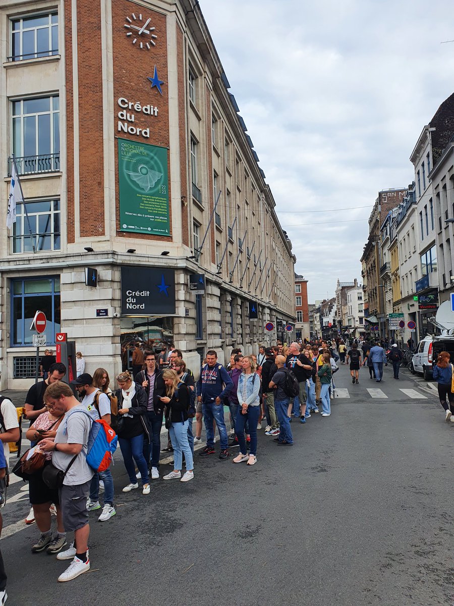StphanieFasquel's tweet photo. Cette file d'attente démentielle c'est pour... la Braderie du Furet du Nord.  La chapiteau est place Rihour @VDNLille #lille #BraderiedeLille https://t.co/BhaoZhZZv7