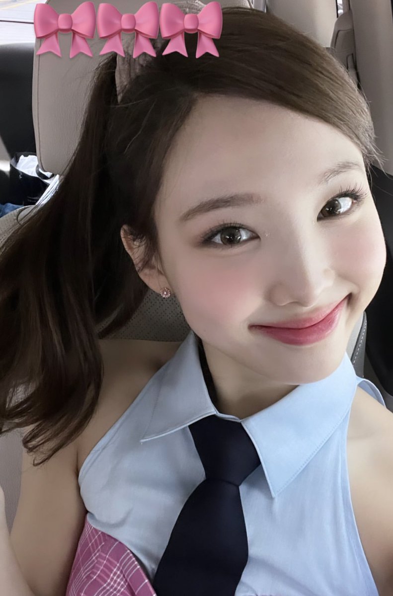 nayeon pics on Twitter "nayeon has the face card"