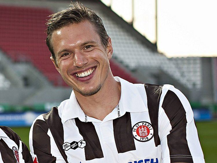 SPSouthEndScum's tweet photo. Happy birthday and best wishes (starting with a good U23 result today) to Carsten #Rothenbach, #FCSP 2006-12 (what an era!) veteran and current U23 sporting director 😎🎂🎉🍻🏴☠️ https://t.co/lSWy5bilw9