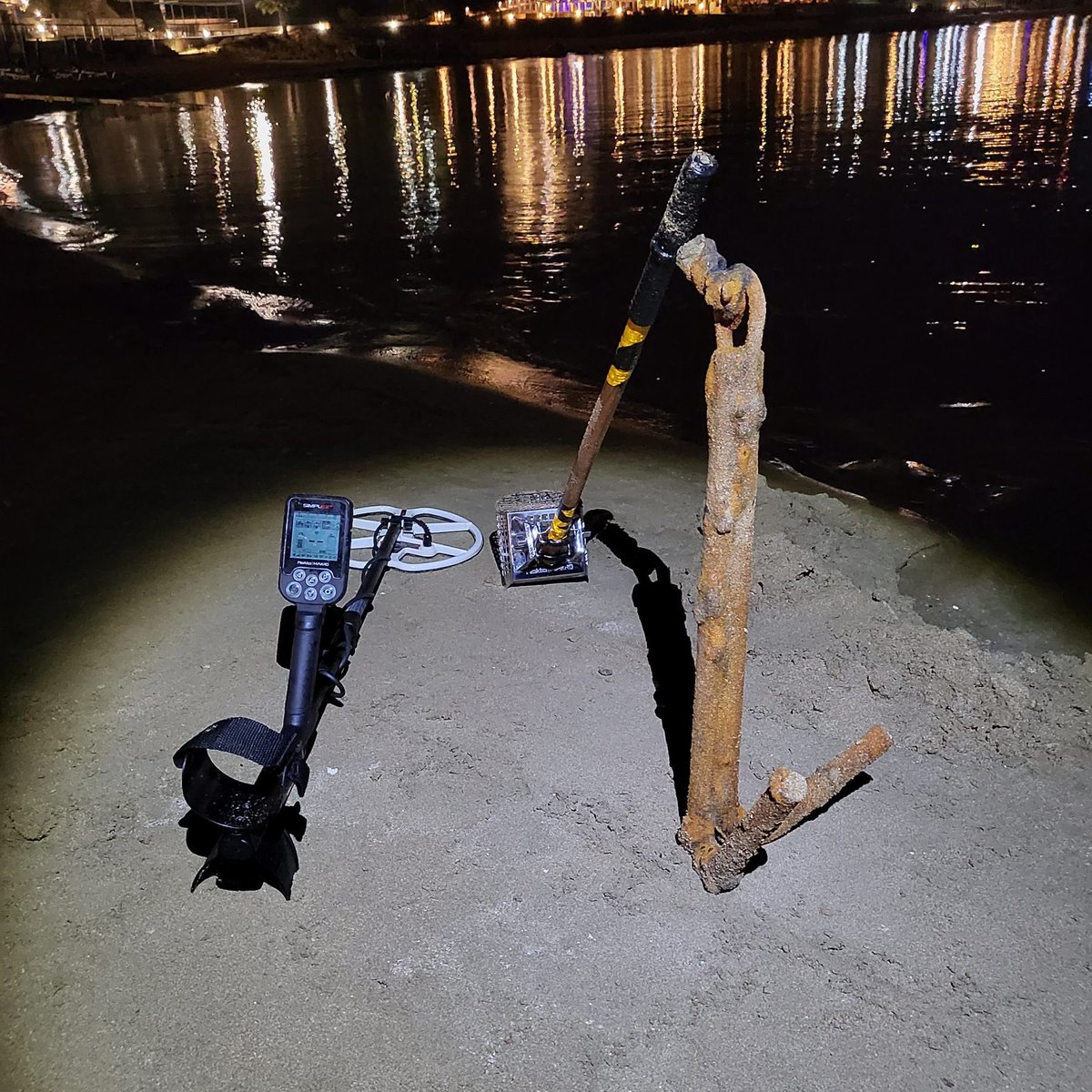 detectoristscy's tweet image. Almost 40 points down under the wet sand. The scoop pole almost broke.  Heavy anchor, buried and forgotten for years.
#metaldetectoristscyprus 
#metaldetectoristscy 
#metaldetecting 
#Cyprus