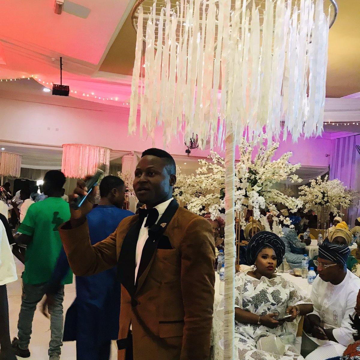 Beaming with smile, dressed in elegance and styled with class.
Your celebrity MC reporting for duty.

#BBNaija #SerenaWilliams