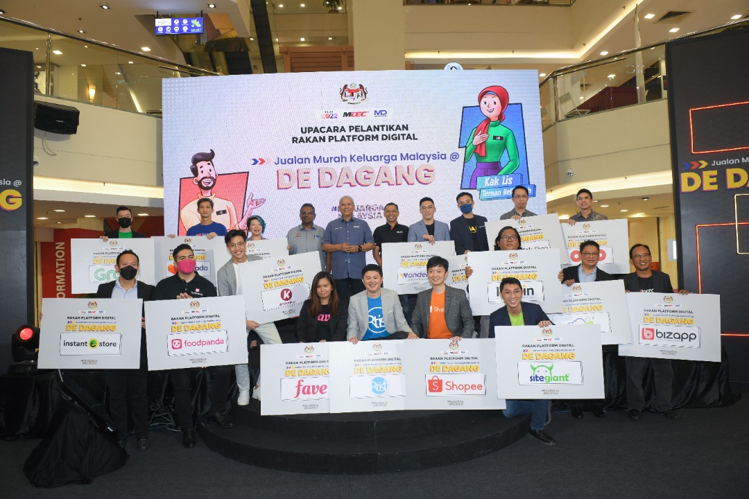 MDEC is proud to be working with our 17 digital platform partners to carry out the Jualan Murah Keluarga Malaysia @ DE DAGANG that is hoping to benefit local businesses. 

Thank you YB MenKOMM <a href="/AnnuarMusa/">Annuar Musa</a> for gracing and launching the event today!

#MalaysiaDigital #ThinkPossible