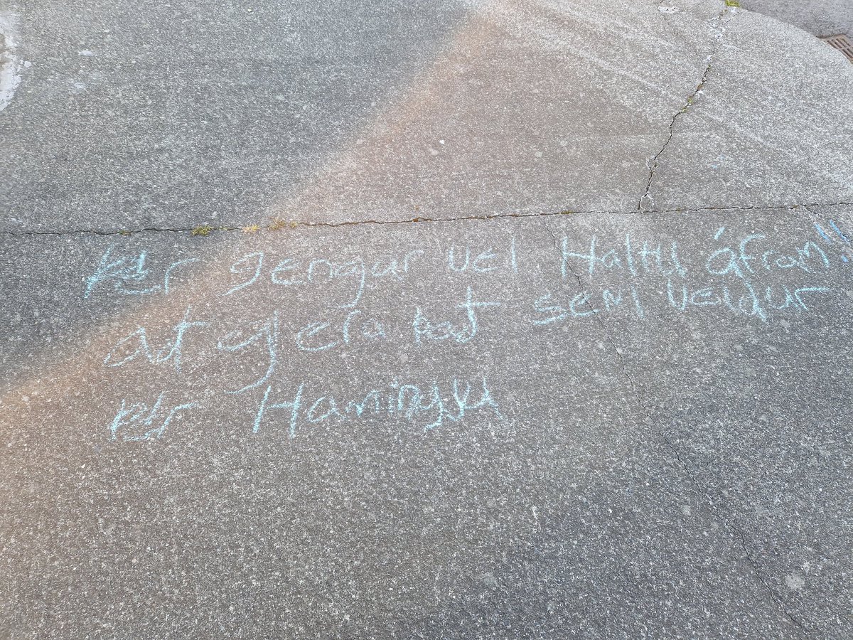 koombayahh's tweet photo. @danielhowell Already shared a vid bur decided to share this as well. The teens in one of my school's town have been leaving positive messages all over town and this one is right in front of my house and says: you're doing good, keep doing what makes you happy 😊. Hope this helps anyone ❤️ https://t.co/btjCpkJvNh