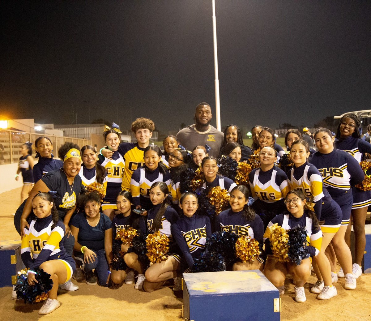 cheer_lions's tweet photo. Alumni Kenny Clark took a picture with us @KCBoutThatLife Go Pack Go #97 https://t.co/HmdRAoEuZk