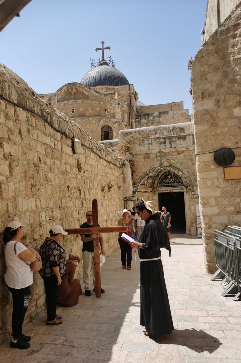 IsraelcuTomer's tweet photo. Pe Drumul Crucii cu Crucea în spate, părintele Paul a făcut rugăciunea la fiecare stațiune, pelerinii au luat pe rând crucea până la Mormântul Sfânt.
Să ne fie de folos 🙏🙏🙏😇.
.
.
.
#ghidtomer #ghidisrael #drumulcrucii #viadolorosa #Jerusalem #Israel https://t.co/cNesAgtAZE