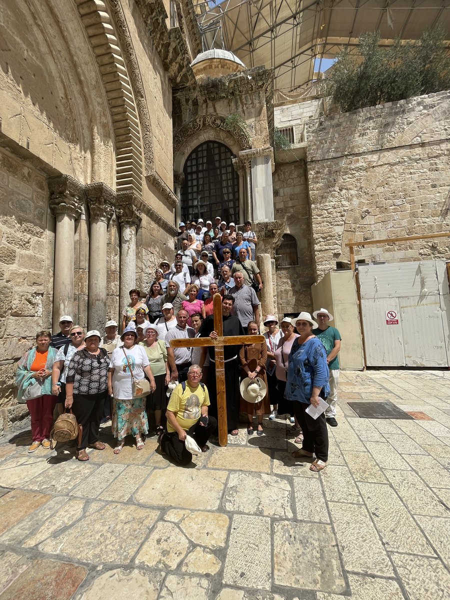 IsraelcuTomer's tweet photo. Pe Drumul Crucii cu Crucea în spate, părintele Paul a făcut rugăciunea la fiecare stațiune, pelerinii au luat pe rând crucea până la Mormântul Sfânt.
Să ne fie de folos 🙏🙏🙏😇.
.
.
.
#ghidtomer #ghidisrael #drumulcrucii #viadolorosa #Jerusalem #Israel https://t.co/cNesAgtAZE