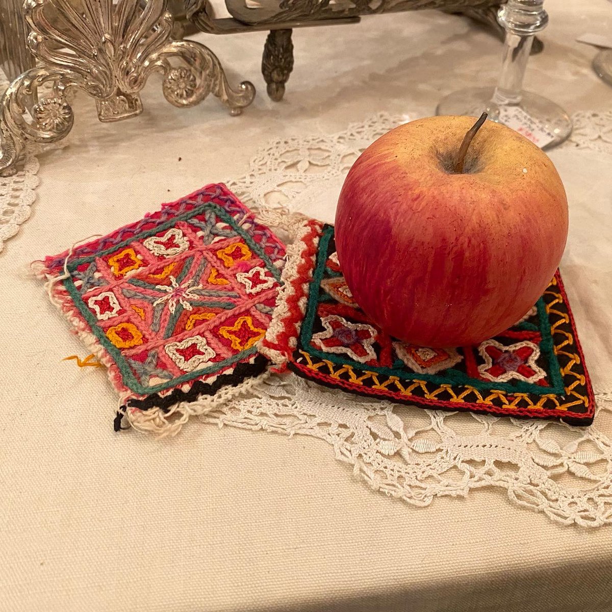 redbarrow1112's tweet photo. チェコの1900年代手編みコースター🧶🇨🇿
パキッとした色合いが可愛いです🍎✨
各4500yen
#レッドバロウ
#国立
#アンティーク
#ヴィンテージ
#テーブルウェア
#コースター
#チェコ
#redbarrow
#antique
#vintage
#tablecoordinate
#czech https://t.co/FZBZExuHYe