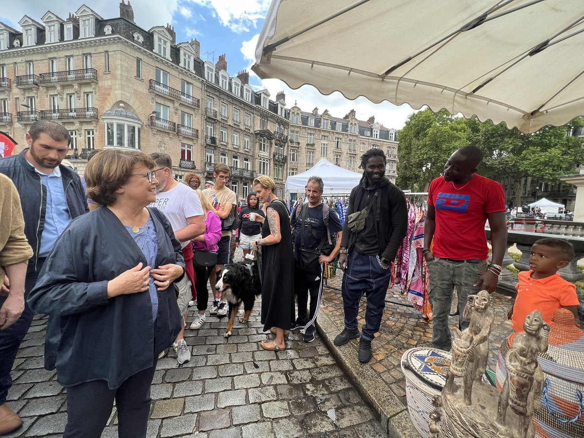 Hervine's tweet photo. Passage par le village des assos, à la Porte de Paris et arrêt devant le stand d’artisanat sénégalais. « Je repasserai quand je ne serai pas en sortie officielle » a lancé le maire @MartineAubry #BraderiedeLille https://t.co/HM2af2Gf45