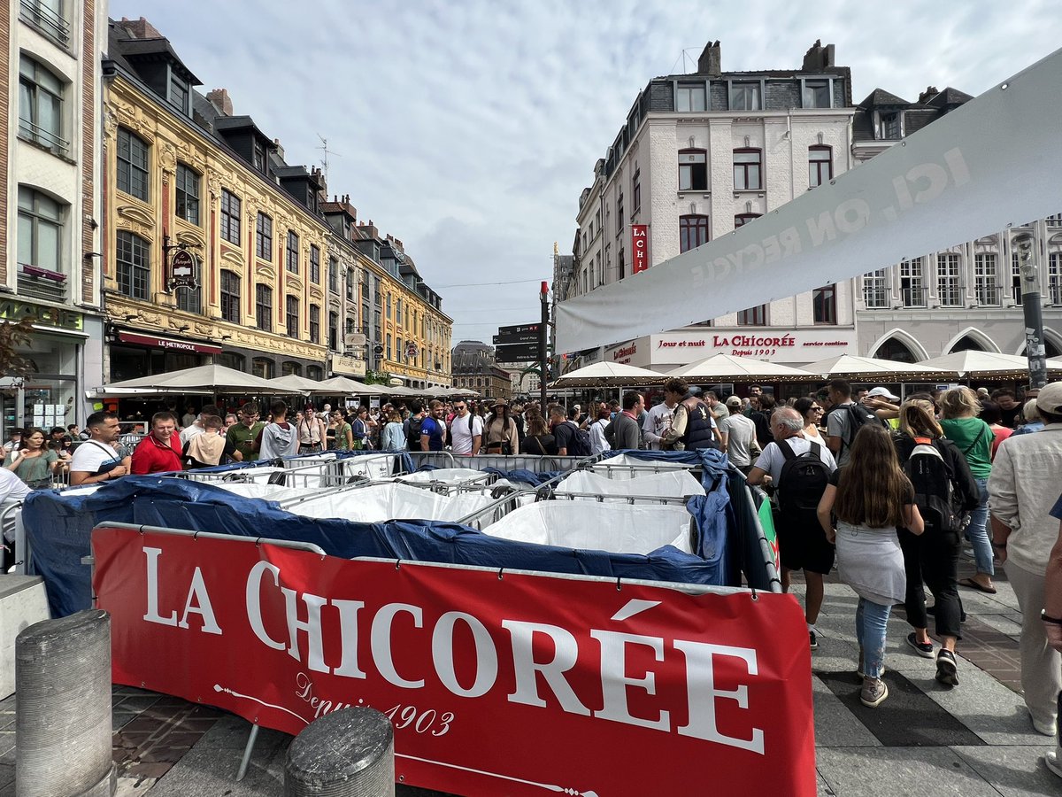Hervine's tweet photo. #BraderiedeLille Nouvelle « organisation » pour le tas de moules de Rihour. Au lieu d’un seul grand tas, plusieurs gros sacs. Plus pratique pour ramasser mais ça risque d’être moins impressionnant que les autres années https://t.co/x33hKnGF3R