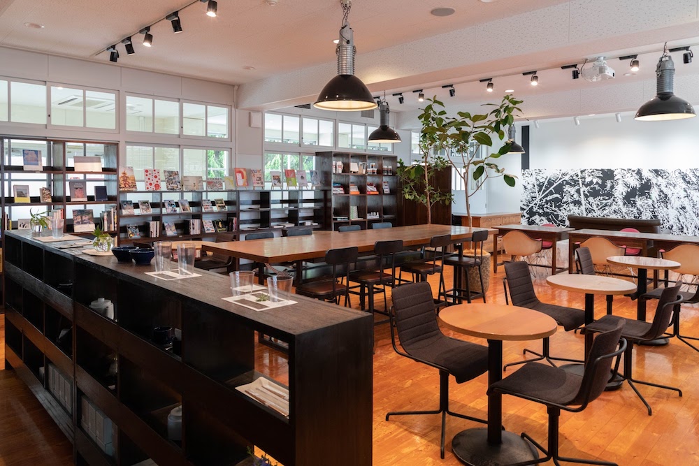 福岡市中央区、市美術館裏にある旧舞鶴中学校に「アーティストカフェ」 がオープン!。
　今回、三島美佐子教授の「九大歴史的什器在野保存」プロジェクトの協力により、実際に九大で使われていた次世代に継承すべき貴重な本棚、テーブル、椅子などを提供していただき素晴らしい文化スポットが誕生。