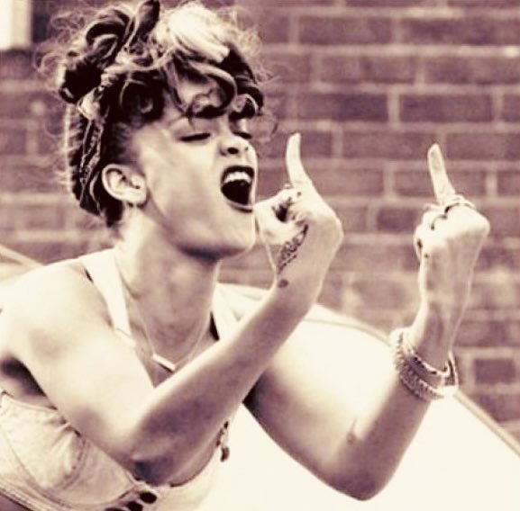 Cada vez me siento mas Rihanna https://t.co/xwrwZe2T9d