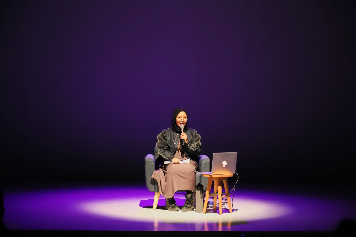 artjog's tweet image. Enam seniman yang terlibat adalah Rani Jambak (komposer), Nanik Indarti (sutradara teater), Gendra WB (komposer), Jamaluddin Latif (aktor teater), Puri Senja (koreografer), dan Wayan Sumahardika (sutradara teater).

#explanatory #performancelecture