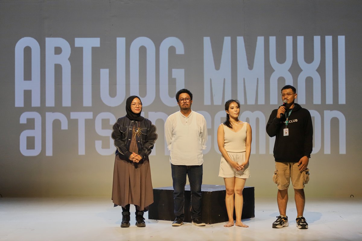 artjog's tweet image. Enam seniman yang terlibat adalah Rani Jambak (komposer), Nanik Indarti (sutradara teater), Gendra WB (komposer), Jamaluddin Latif (aktor teater), Puri Senja (koreografer), dan Wayan Sumahardika (sutradara teater).

#explanatory #performancelecture