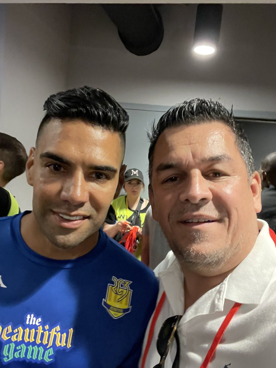 juanc_alba's tweet photo. Gracias a @elknalla23 por el hermoso regalo desde santa Marta! Los dos referentes más grandes que ha dado esta hermosa tierra , @FALCAO y @PibeValderramaP y aproposito Pibe , feliz cumpleaños!! https://t.co/iDgArYEBb2