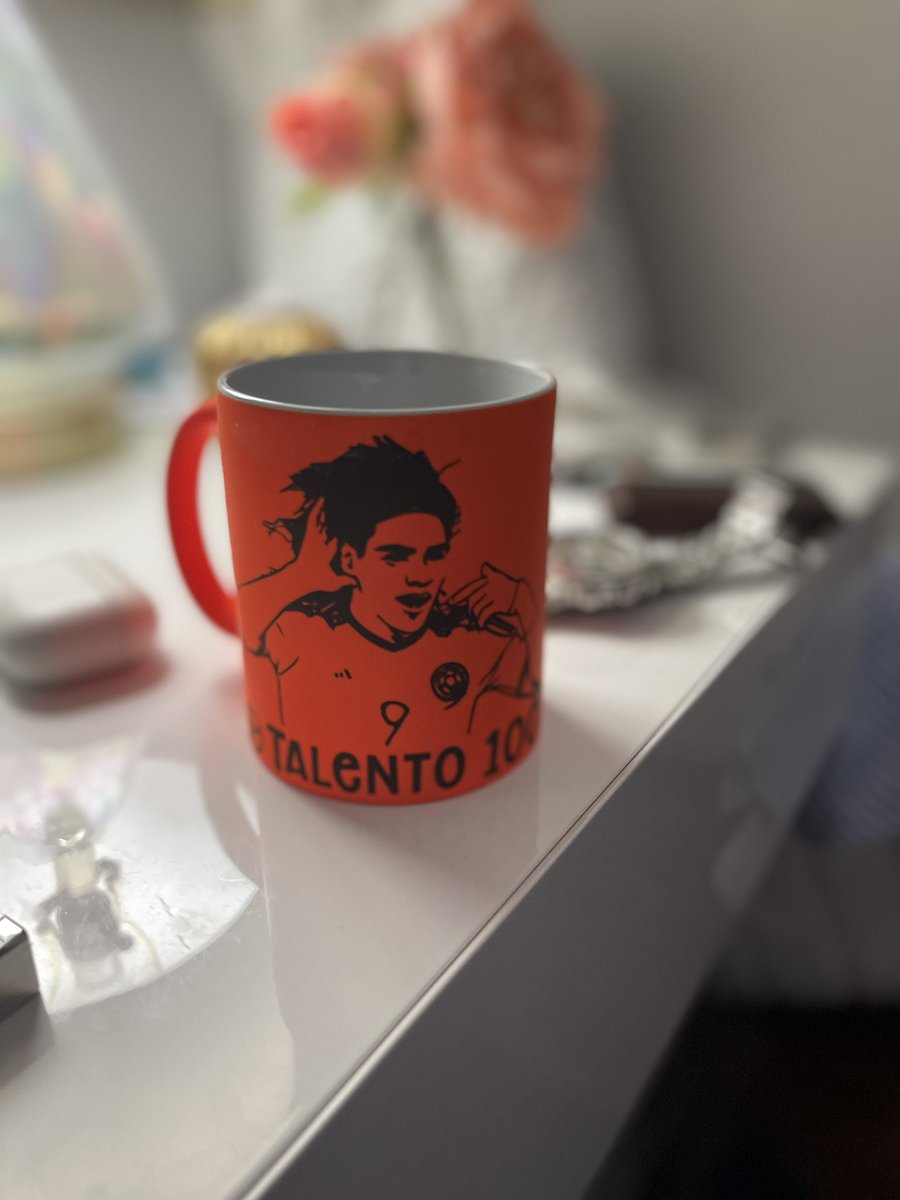 juanc_alba's tweet photo. Gracias a @elknalla23 por el hermoso regalo desde santa Marta! Los dos referentes más grandes que ha dado esta hermosa tierra , @FALCAO y @PibeValderramaP y aproposito Pibe , feliz cumpleaños!! https://t.co/iDgArYEBb2