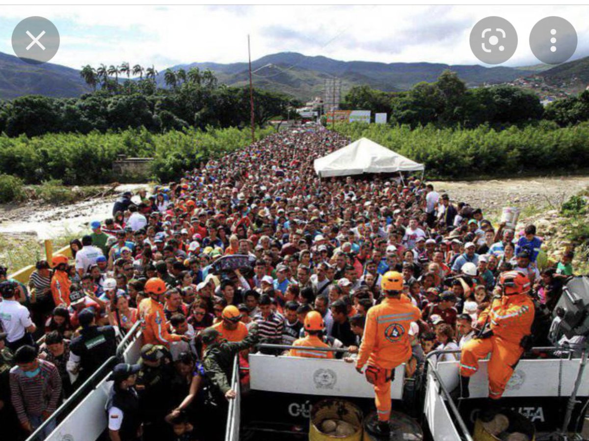 rafa_eco's tweet photo. En Venezuela aprobaron una constitución con derecho a la salud y la vivienda. Solo que no dijeron que 5 millones debían emigrar para buscarla fuera de sus fronteras. #RechazoSalvaAChile https://t.co/aYgccVOBK1