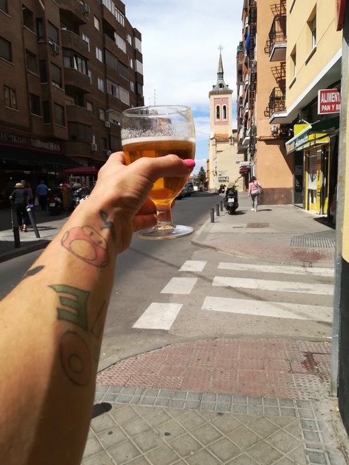 De ca&ntilde;as por Madrid 🍻 https://t.co/NbjPeXcB9M<a href="/tag/skechers"class="tags"><span>#skechers</span></a>