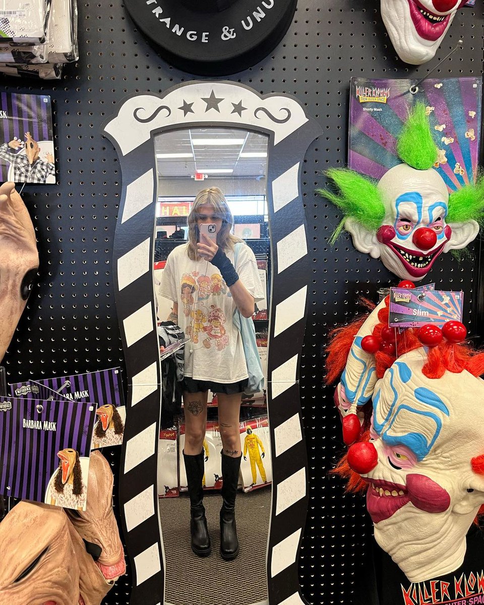 luvsylvi4's tweet photo. i officially consider it halloween season thank you <3 https://t.co/rs5rL6yDTp